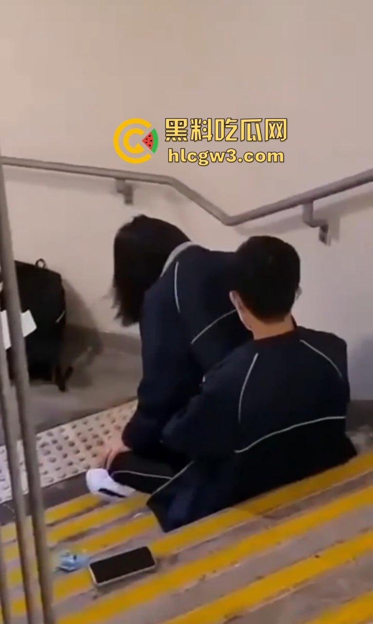 盘点楼梯间的激情爱情 从学生情侣到职场男女楼道性价比高到让人忘了如家 转角处全是爱！-7