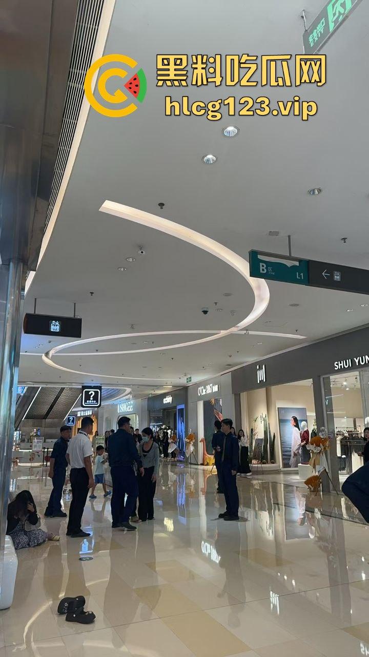 珠海街头惨烈抓小三！正妻怒揍小三十分钟，后背裸露惨叫救命，路人全程围观无人理！-2