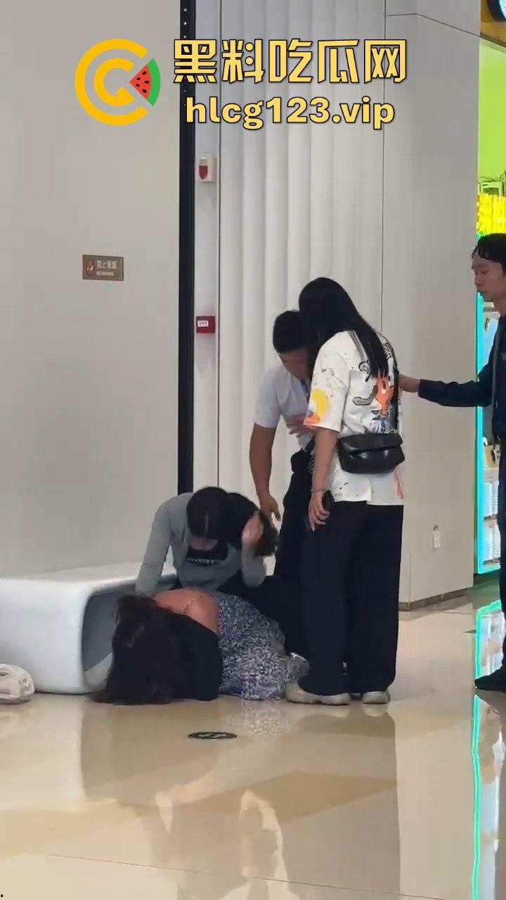 珠海街头惨烈抓小三！正妻怒揍小三十分钟，后背裸露惨叫救命，路人全程围观无人理！-8
