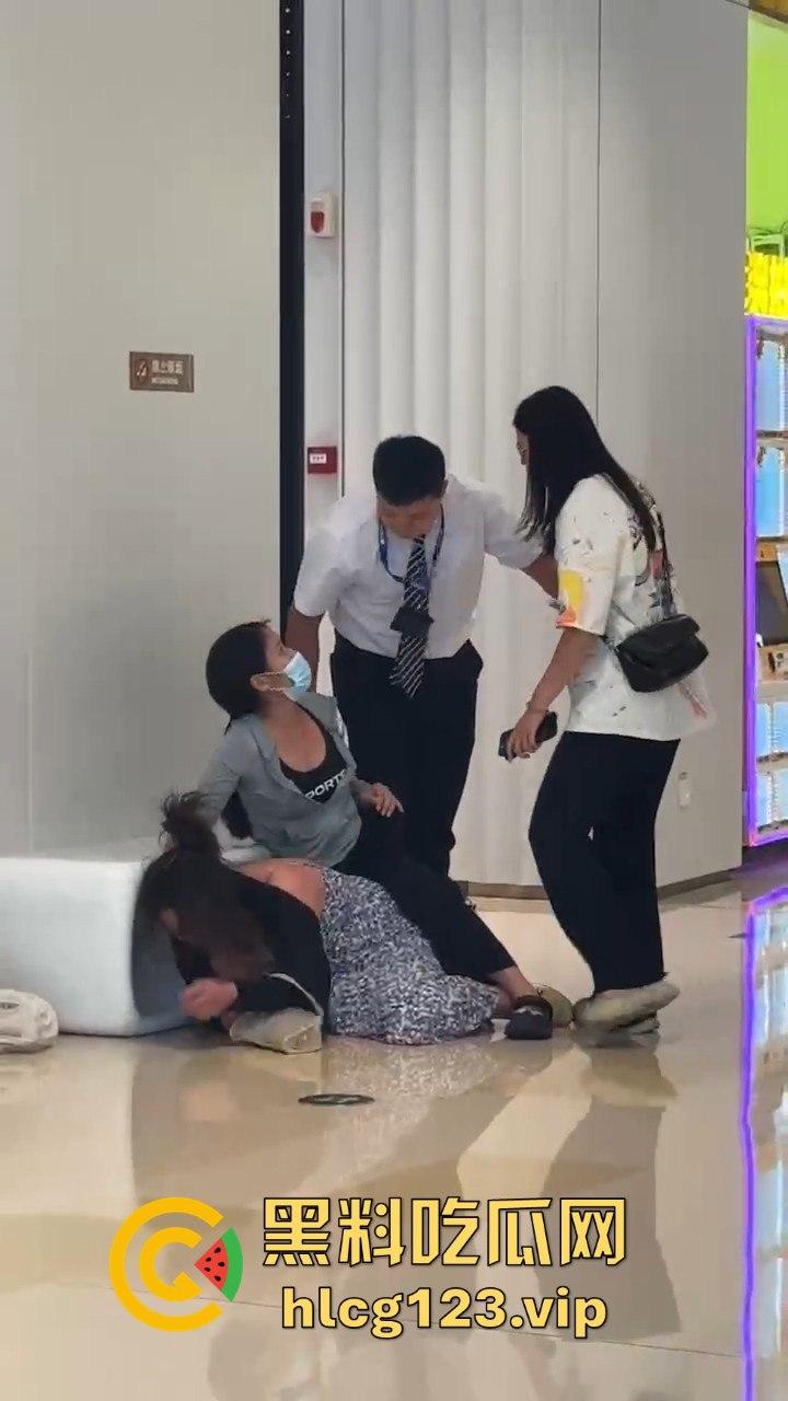 珠海街头惨烈抓小三！正妻怒揍小三十分钟，后背裸露惨叫救命，路人全程围观无人理！-9