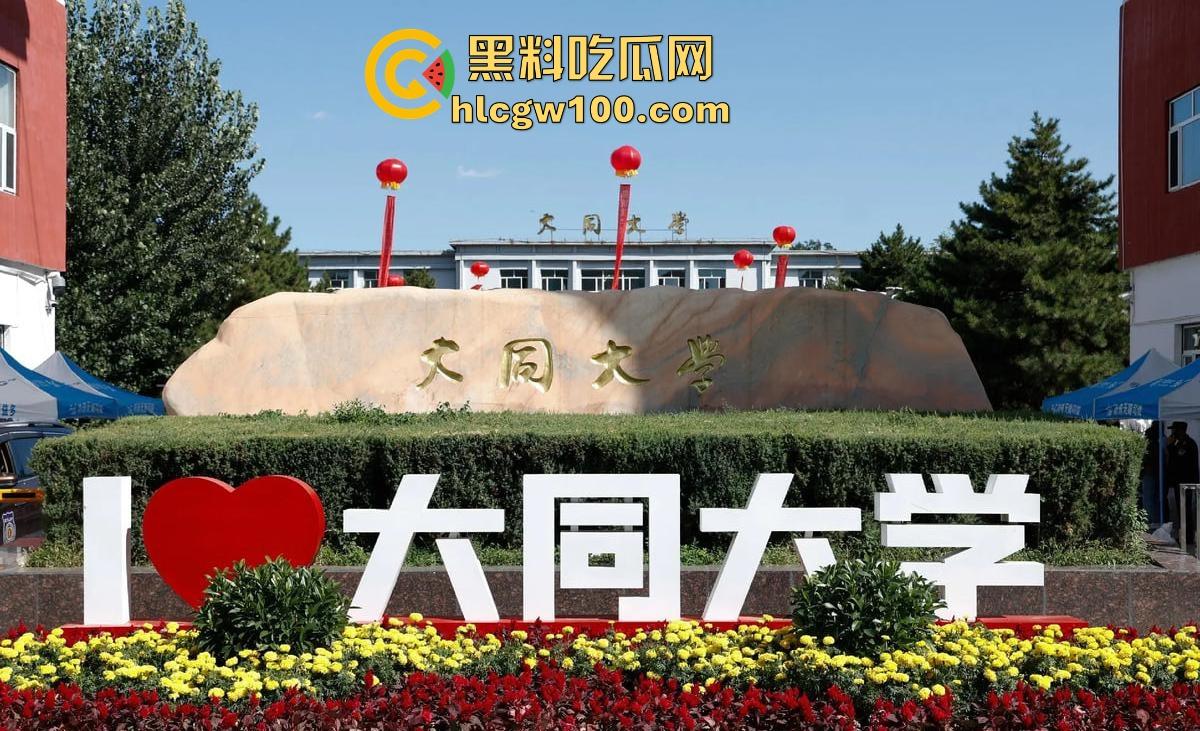 山西大同小情侣把教室课桌当大床房，女的光身子男的抠半天刚硬起来，女友发现监控吓得躲桌底，保安吃瓜笑疯了！-4