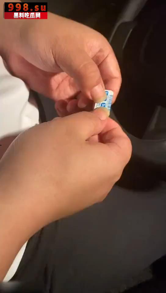 【精品流出】漂亮萌妹一杯奶茶过后与猥琐大肥猪老板一起玩 3P 道具齐全-6