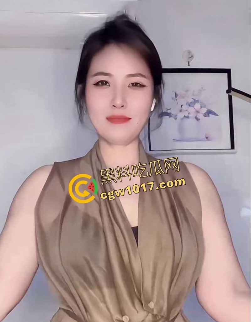 快手熟女网红【二娘肚皮舞】玩裸聊掰穴自慰喷尿！风韵犹存的微胖身材，犹如西瓜大的巨乳，比基尼骚裤下藏着久经沙场的肥穴！-3