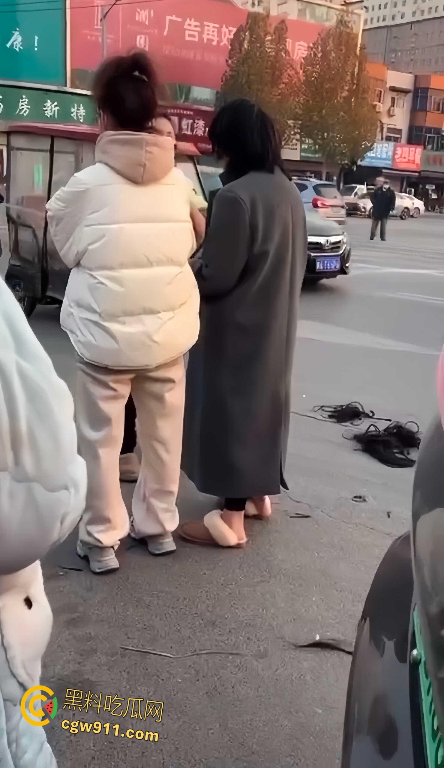 温州街头惊爆火辣抓奸大戏，原配带人当街手撕小三，怒骂掌掴不断，头发都给人家剪掉，场面火爆到炸！-7