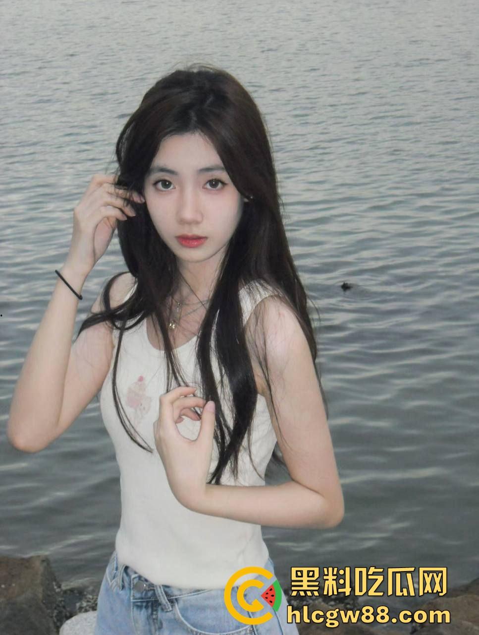 广东【范月】粉嫩骚穴自拍发网友，嘴上喊哥哥手上撸，打着打游戏名义线下开操蜜桃臀口活三连直接射！-3