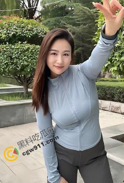 海角大神母子乱伦！骚妈过生日收到礼物后主动献身，趴桌撅臀迎合后入暴操！-1