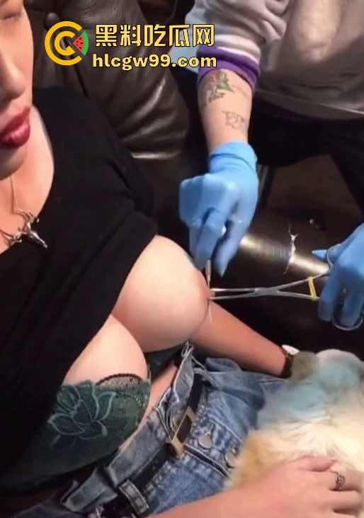 猎奇福利，巨乳少女直播打乳钉，又白又大又圆大白奶被钢针穿透，巨乳被钢针刺穿全程不喊痛，画面让人上头！-10