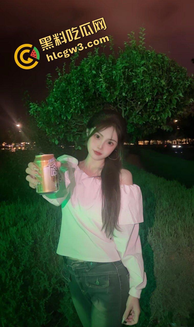 抖音内蒙古02年精神反差骚鸡『CC.』混迹酒吧勾搭单男 骚舞调情黑丝私拍！独家曝光！-5