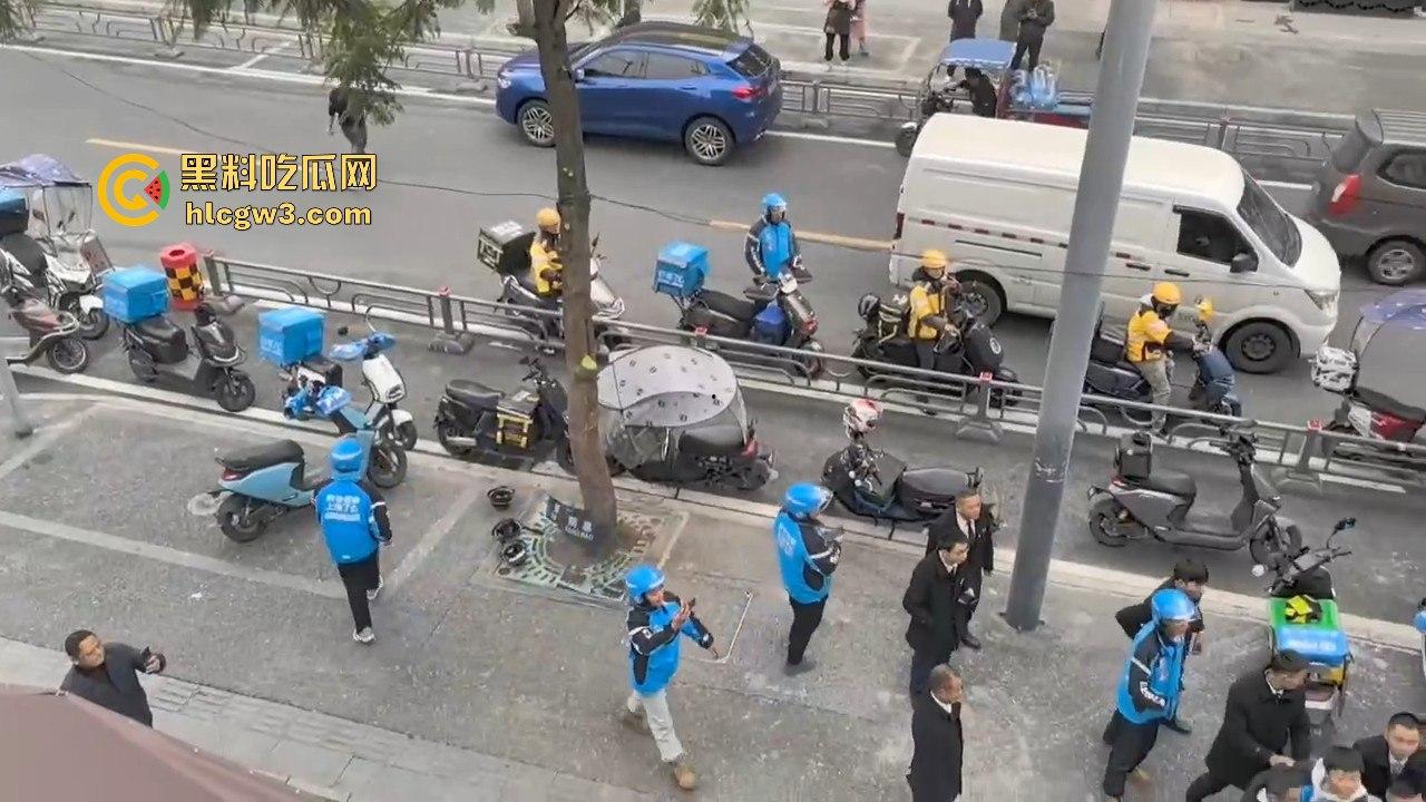 成都外卖员和物业管理打架！天府新区隆祥街上演激烈冲突，拳脚相加上演街头大乱斗！-4