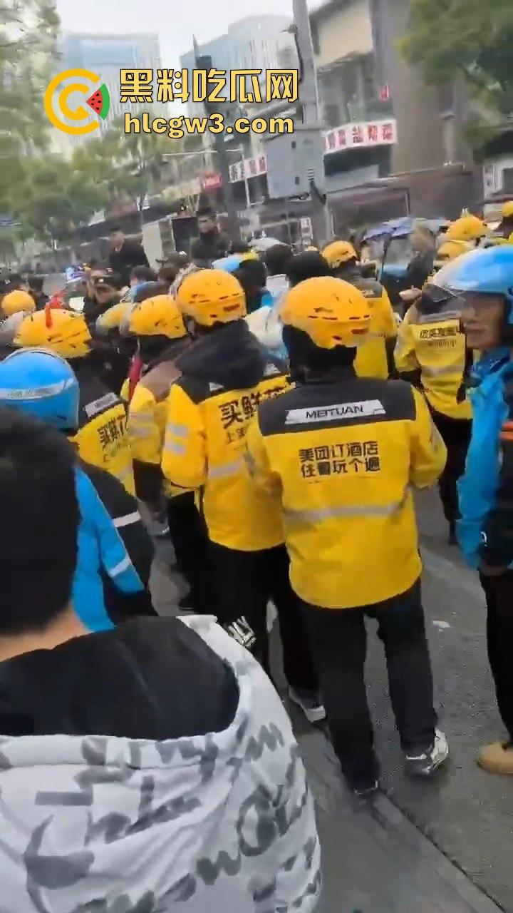 成都外卖员和物业管理打架！天府新区隆祥街上演激烈冲突，拳脚相加上演街头大乱斗！-8