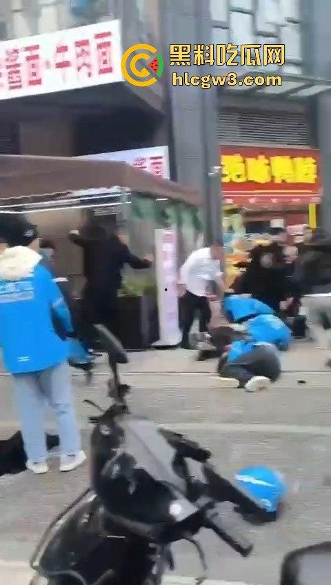 成都外卖员和物业管理打架！天府新区隆祥街上演激烈冲突，拳脚相加上演街头大乱斗！-11