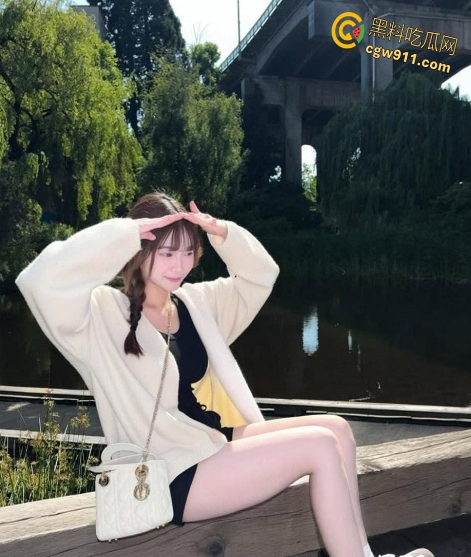 IG美妆博主【Catalina】,清纯嫩妹露脸自慰,白虎嫩穴被男友爆菊肛交,后入打桩淫水四溅 !-2