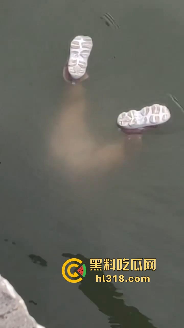 马来西亚母携女跳海轻生,疑似家庭纠纷和争夺抚养权问题,这女真狠啊,自己想不开还带上自己女儿!-4