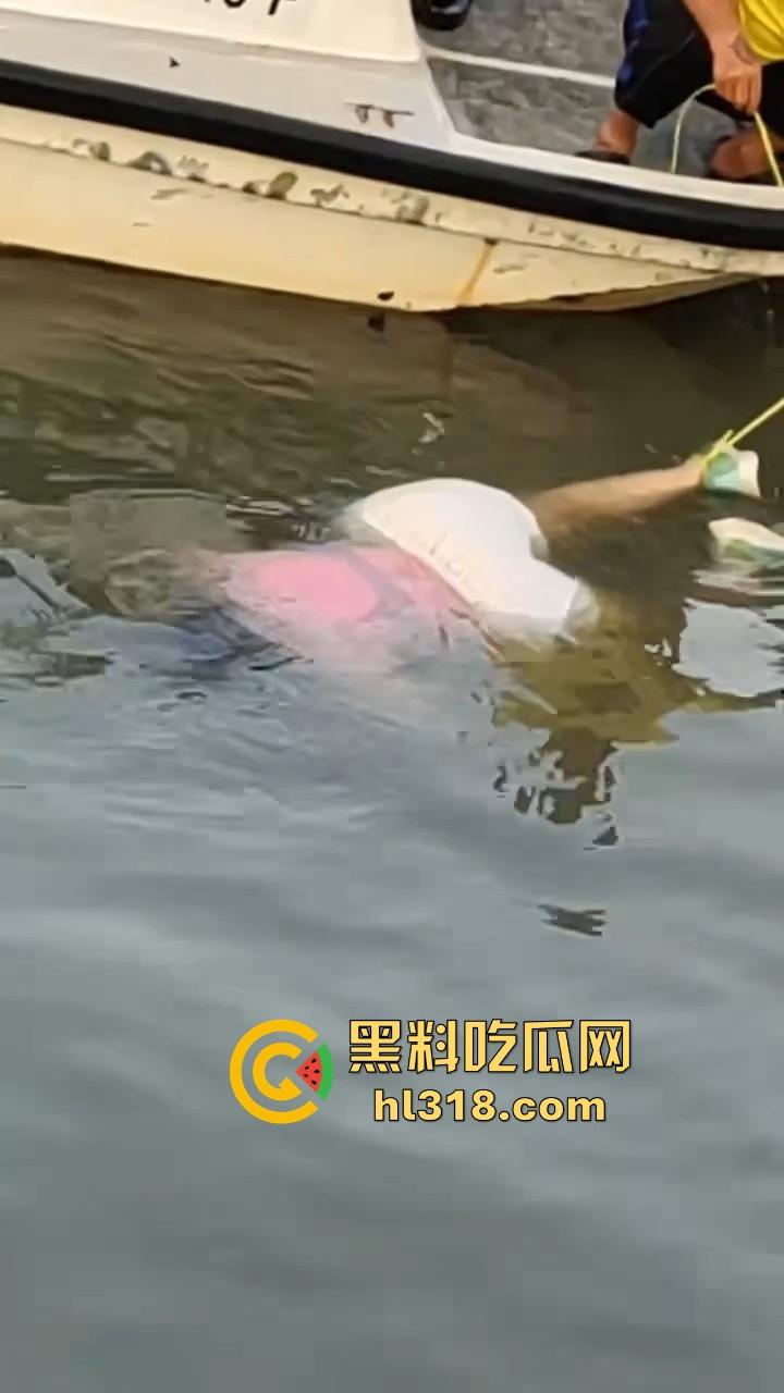 马来西亚母携女跳海轻生,疑似家庭纠纷和争夺抚养权问题,这女真狠啊,自己想不开还带上自己女儿!-5