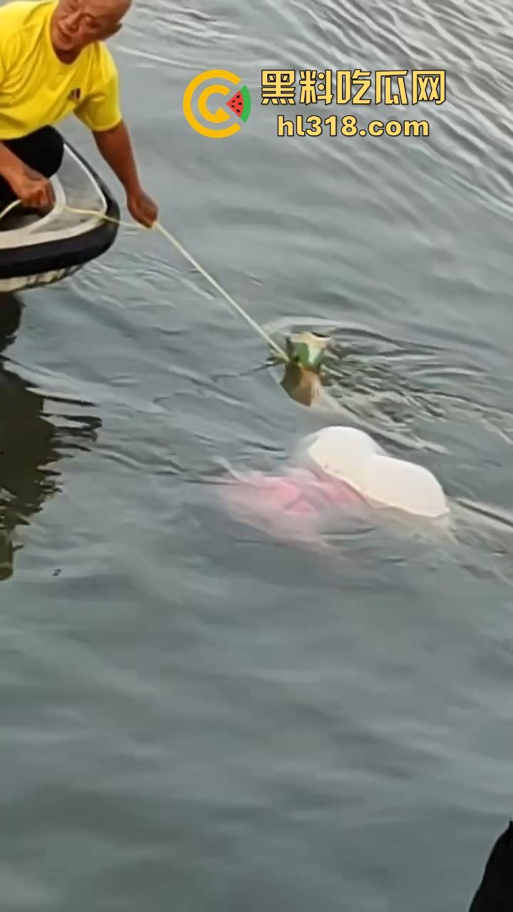 马来西亚母携女跳海轻生,疑似家庭纠纷和争夺抚养权问题,这女真狠啊,自己想不开还带上自己女儿!-6