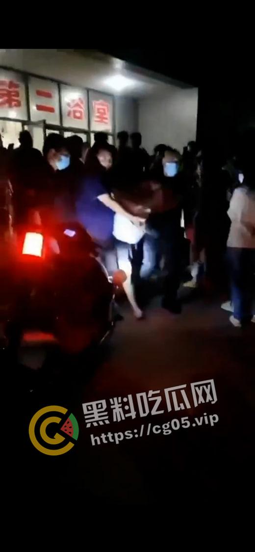 河北师范大学男生假扮女生进澡堂偷拍被抓 送警  大男人被几个女人压制住 现场画面曝光-6