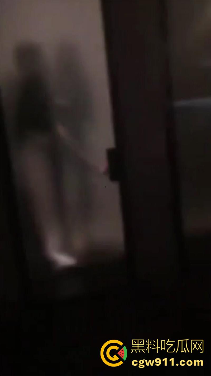 偷拍酒吧厕所的喝精女孩，半透明厕所门，清晰可见女孩下跪吃鸡，疯狂嗦屌口爆吞精，这绝对是个好女孩吧！-3