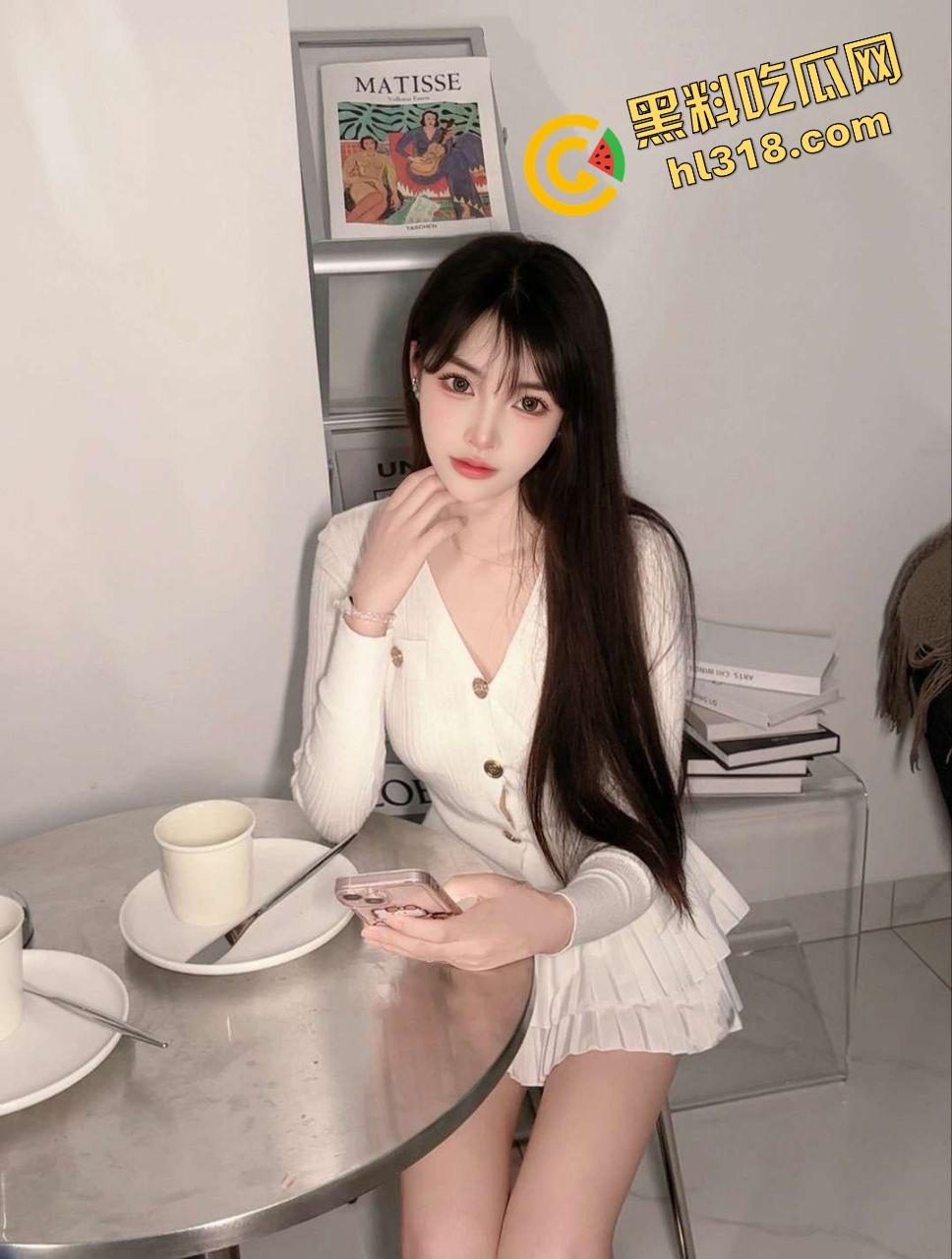 舞蹈生下海成顶级外围，不止能劈腿还能倒挂，一字马让你捅B，倒挂金钩舔鸡巴，活儿好得想送锦旗！-1