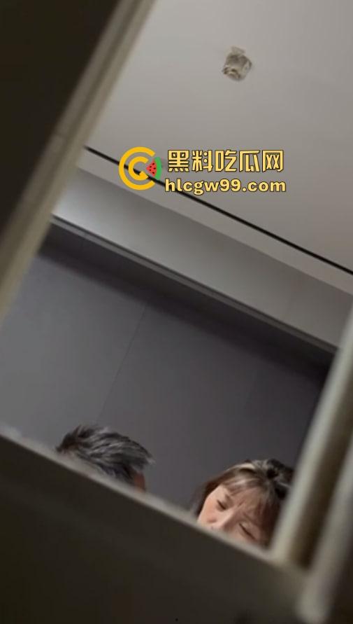 全程高能！小伙子坏得很嘞，大姨酒店激情四射，小伙扒墙偷拍还边看边点评，光听呻吟就快忍不住了！-12