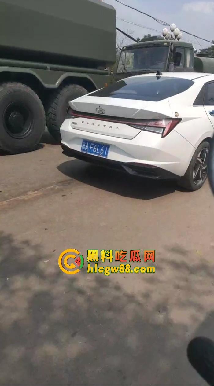 某战区海军战机海南训练失事，飞行员成功跳伞，战机坠毁临高县，所幸未造成地面损失！-1