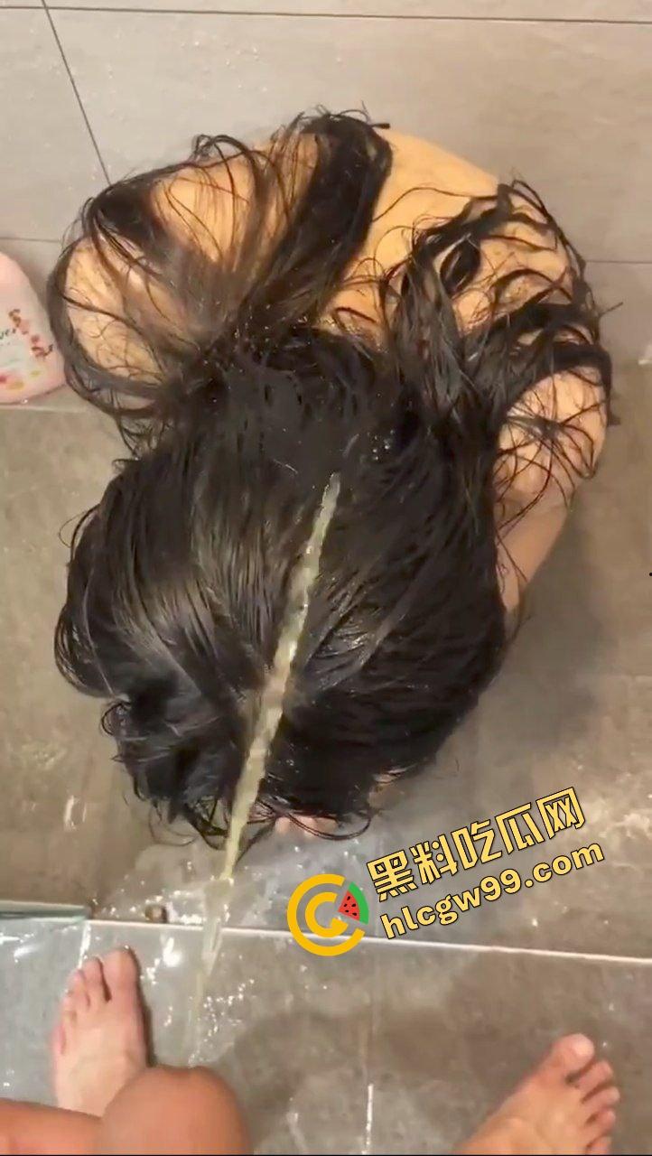 湖南长沙受虐倾向骚母狗【何瑶】浴室调教金主暴力冲水，小便淋头深喉口爆！独家曝光流出！-6