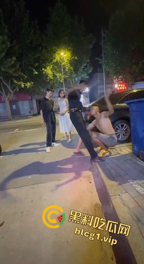 两男子争执升级,刀哥挥菜刀逼近,另一男子秒怂抱头求饶!-1