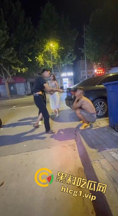 两男子争执升级,刀哥挥菜刀逼近,另一男子秒怂抱头求饶!-5