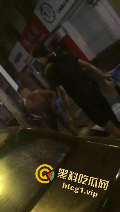 两男子争执升级,刀哥挥菜刀逼近,另一男子秒怂抱头求饶!-7