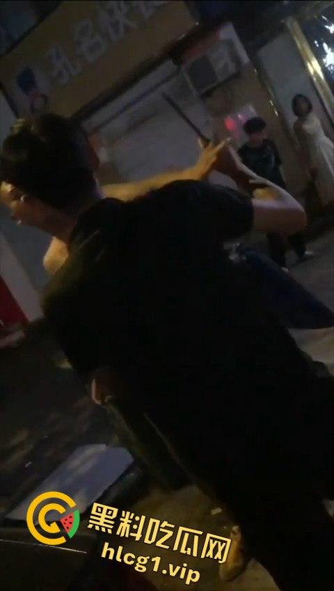两男子争执升级,刀哥挥菜刀逼近,另一男子秒怂抱头求饶!-10