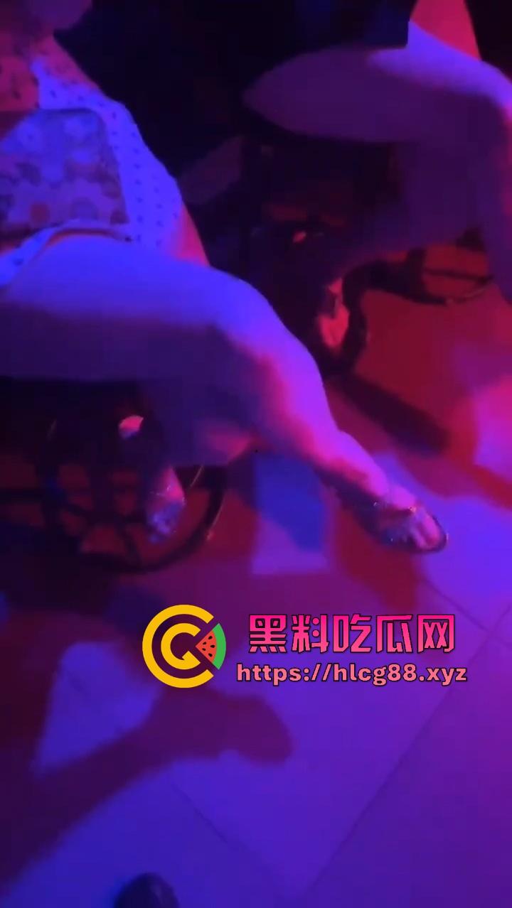 春天的信号?不是花开,而是舞厅里大白腿全都跳起来了!莎莎舞一开,一包利群换个妹子,今晚老子就是皇帝!-17
