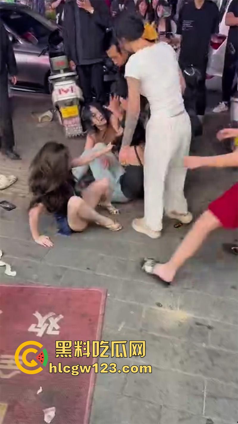 河南街拍女人打架,俩连衣裙性感闺蜜骚鸡,因客人大打出手,当街殴打对骂一群男人围观-2