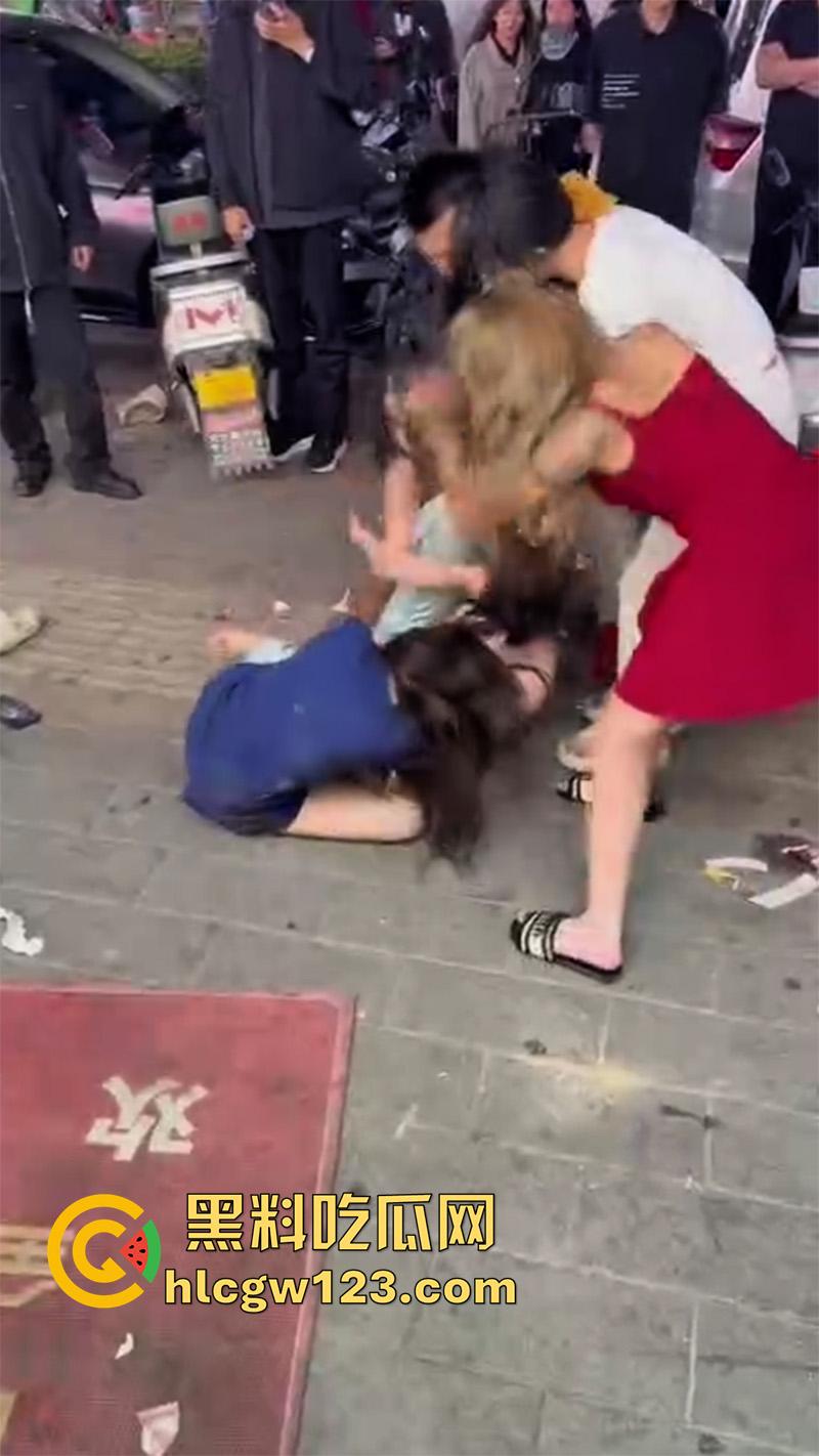 河南街拍女人打架,俩连衣裙性感闺蜜骚鸡,因客人大打出手,当街殴打对骂一群男人围观-3