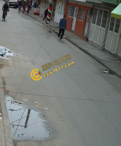 国外街头暗杀现场曝光：男子被暴徒直接爆头，警察瞬间反击，匪徒命丧街头，剩者逃窜，命运堪忧-1