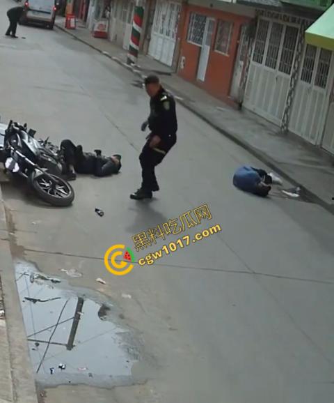 国外街头暗杀现场曝光：男子被暴徒直接爆头，警察瞬间反击，匪徒命丧街头，剩者逃窜，命运堪忧-8