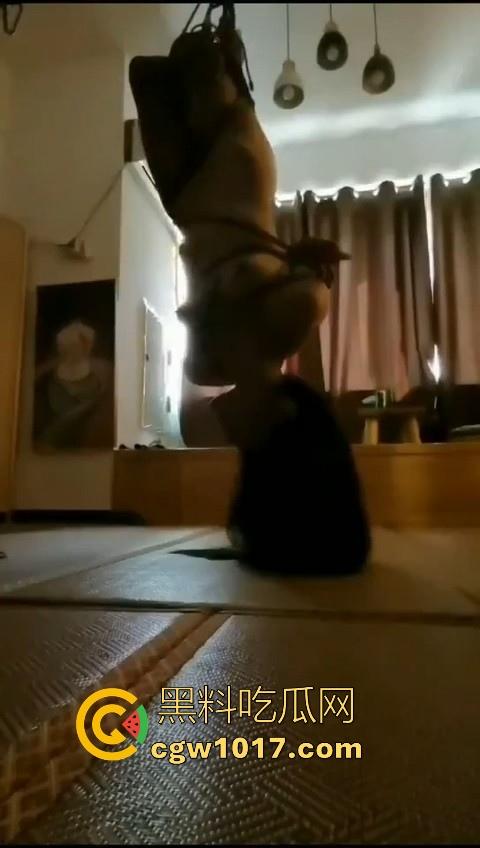 捆绑爱好者最新捆法!原称之为爸爸吊起来打,全身脱光倒立捆绑皮鞭伺候,还得是你们sm的大哥有创意啊!-8