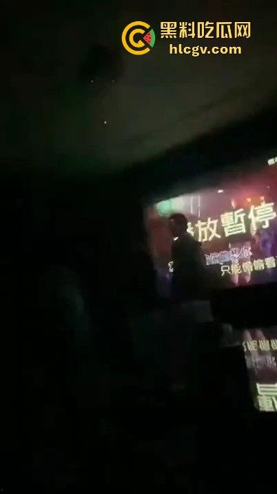 台湾宜兰高职生KTV狂殴同学！唱歌跑调遭群殴，另一边同学悠哉玩王者荣耀，场面极度魔幻！-1