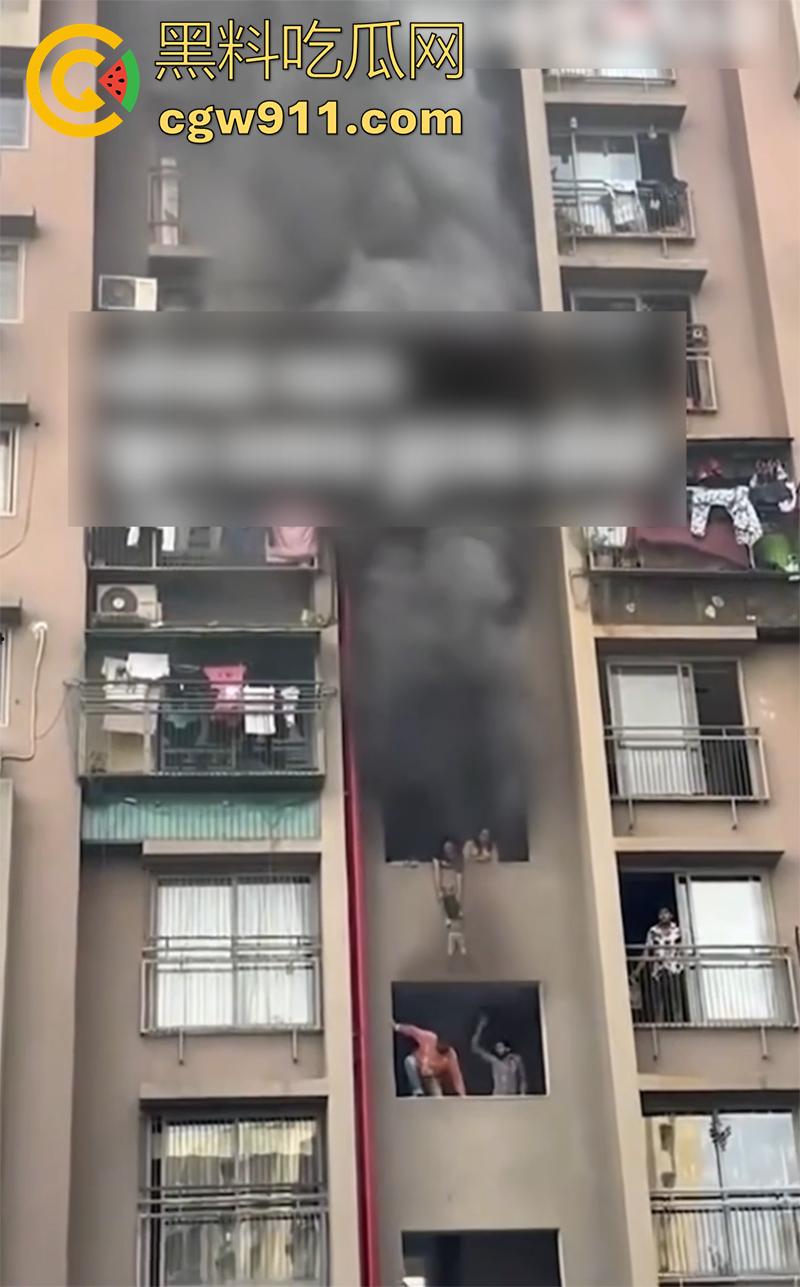 印尼某小区发生火灾，电瓶车爆燃无法下楼，两男子化身超人，在楼下窗口接孩子，实在太惊险了！-4