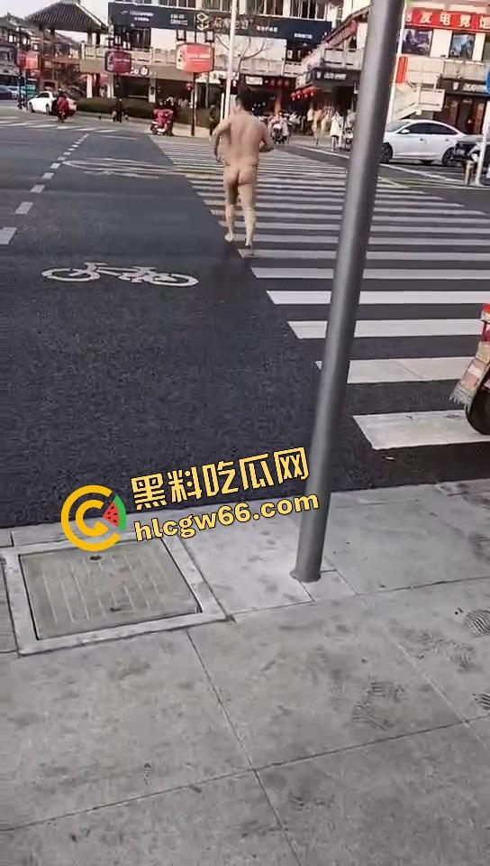 热到发疯？石家庄肥宅裸男街头裸奔！斑马线跪地膜拜，一身肉抖得像猪妖下凡，现场比妖都离谱！-2