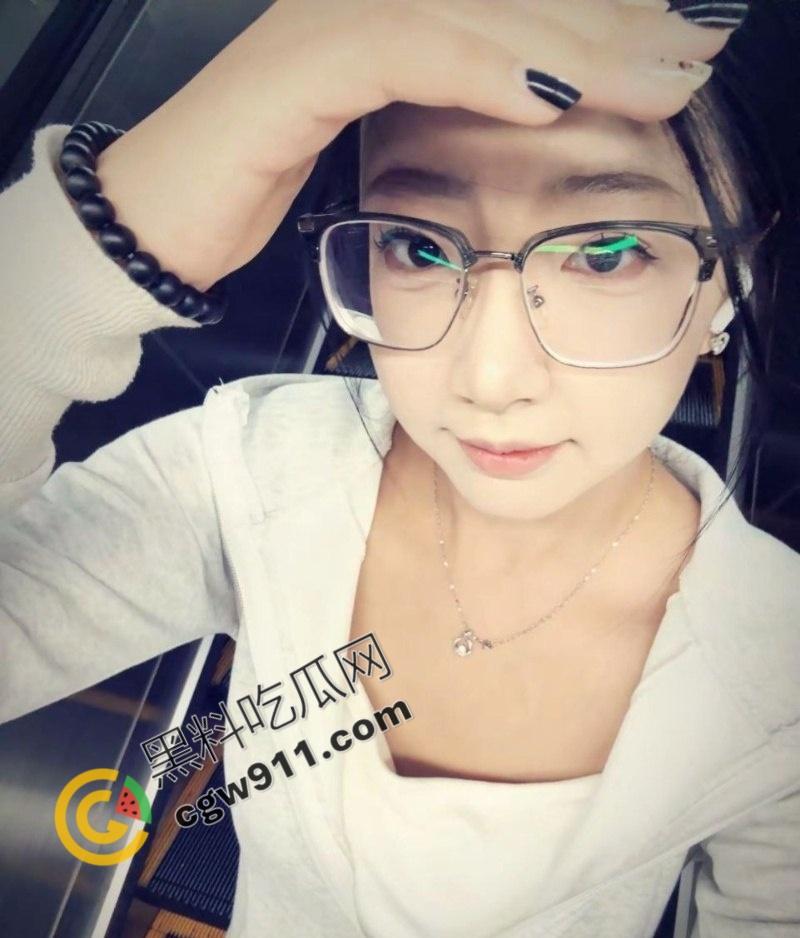 山西临汾【徐淼淼】与男友中秋夜酒店狂欢:对镜自拍巨乳翘臀迎接猛烈插入,痛快淫叫尽情享受。-2