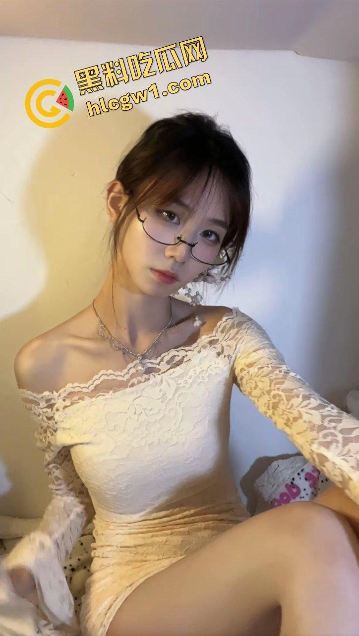 抖音青春少女无敌清纯网红『安陌瑜』早期与多金单男 家中激情输出小穴 独家曝光流出!-4