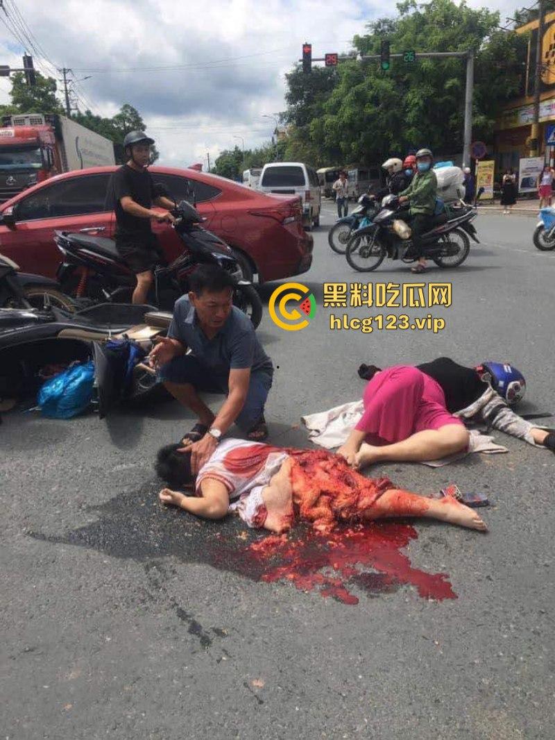 血腥慎点!越南恐怖车祸 电车撞向大货车 母子惨遭碾压 惨痛现场监控视频曝光-2