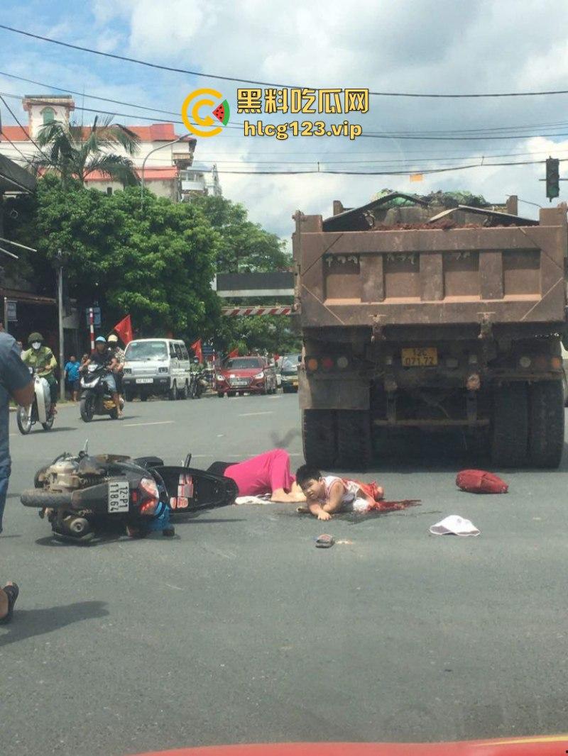 血腥慎点!越南恐怖车祸 电车撞向大货车 母子惨遭碾压 惨痛现场监控视频曝光-3
