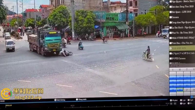 血腥慎点!越南恐怖车祸 电车撞向大货车 母子惨遭碾压 惨痛现场监控视频曝光-4