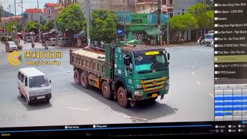 血腥慎点!越南恐怖车祸 电车撞向大货车 母子惨遭碾压 惨痛现场监控视频曝光-5