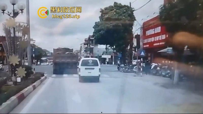 血腥慎点!越南恐怖车祸 电车撞向大货车 母子惨遭碾压 惨痛现场监控视频曝光-7