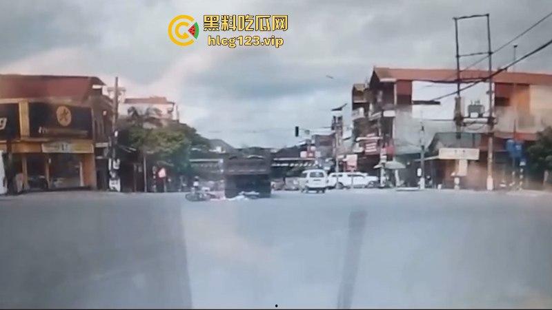 血腥慎点!越南恐怖车祸 电车撞向大货车 母子惨遭碾压 惨痛现场监控视频曝光-8