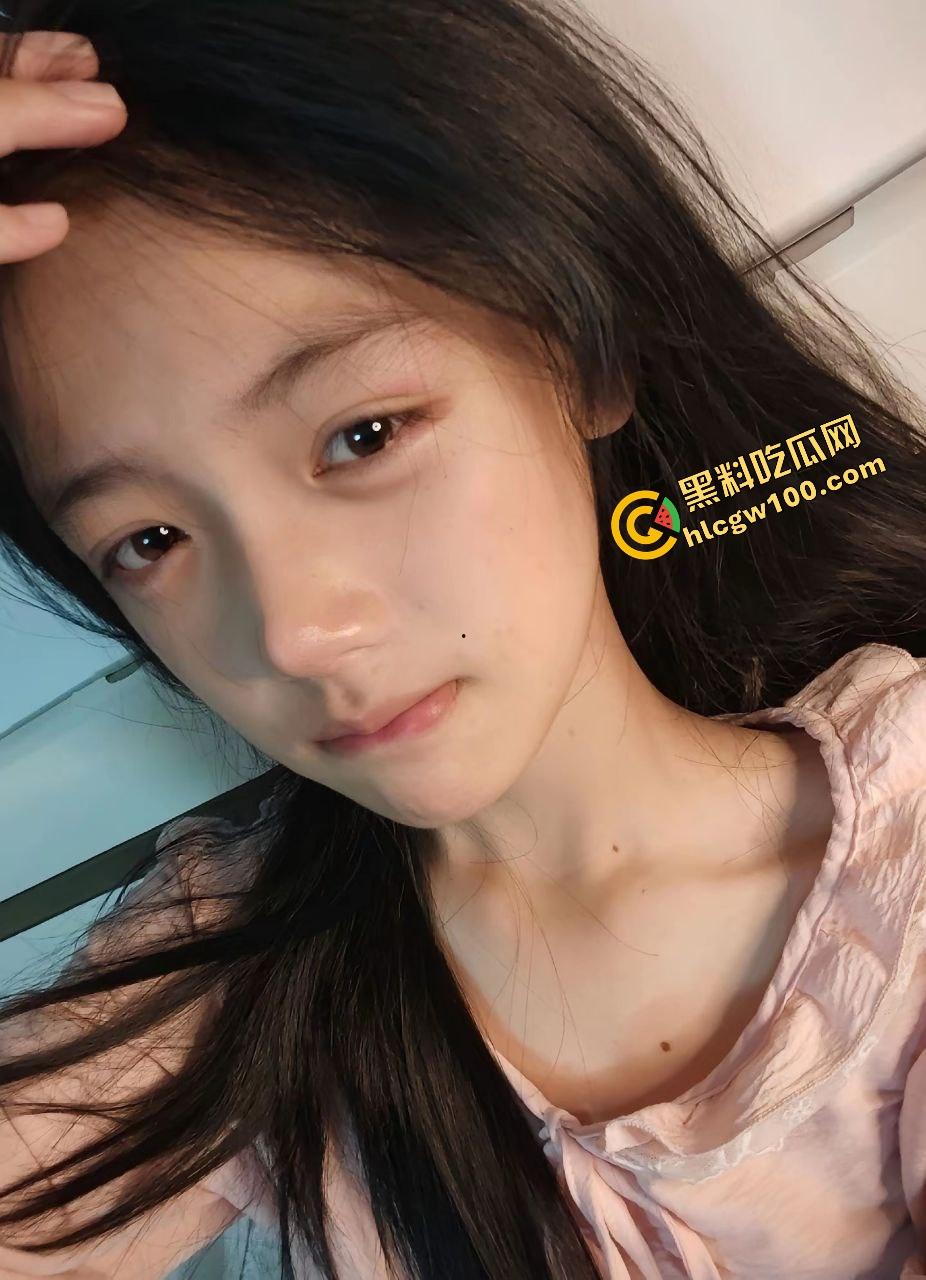 重庆三峡学院顶级清纯嫩妹反差小骚货『谭怡怡』白皙身躯全裸约炮金主 小嘴口交含龟头！独家原创曝光流出！-3