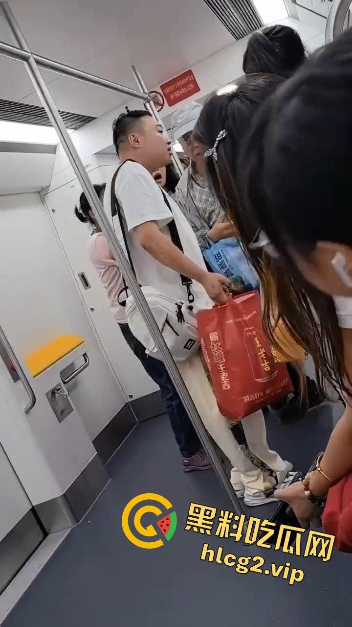 哈尔滨地铁惊现大叔偷拍翻车事件！被抓现行场面尴尬-7