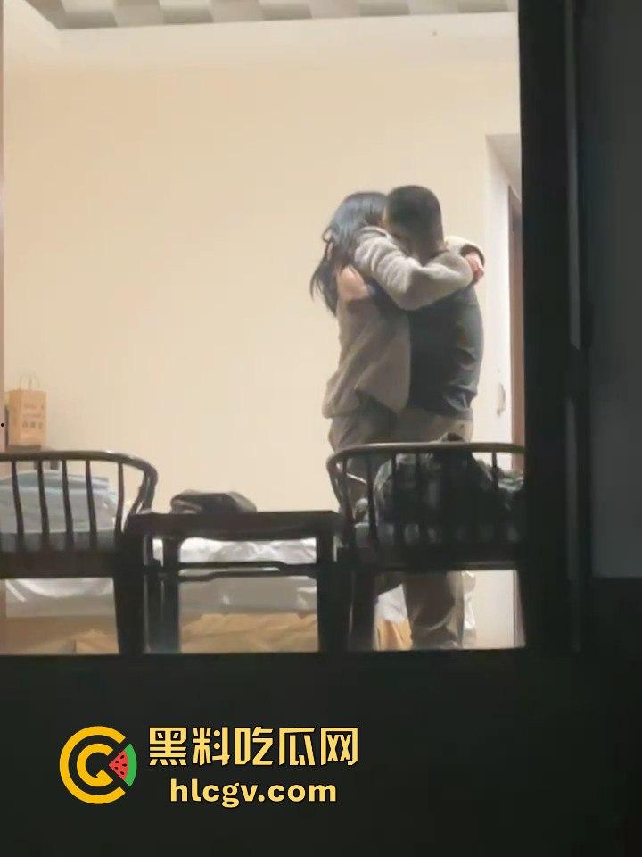 天津现代传媒职业学校马老师带学生写生写进酒店? 还故意不关窗帘，向学生炫耀？不料其他学生拍下发学校网！-6