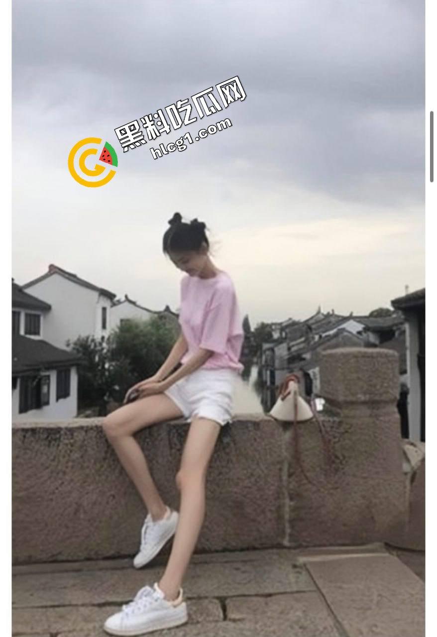 上海师范大学校花吃鸡巴视频曝光,爱好王者荣耀,疑似小代变干爹!-1